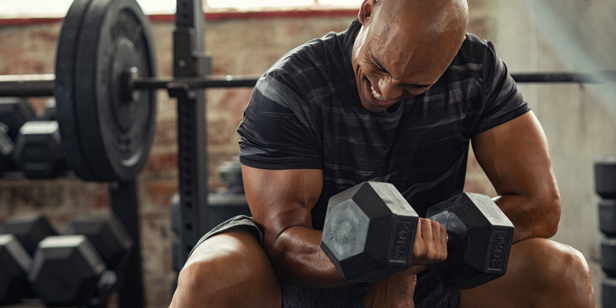 Man performing dumbbell strength training workout in a gym to lose weight and build lean muscle at Meera’s Fitness Centre in Thane West.