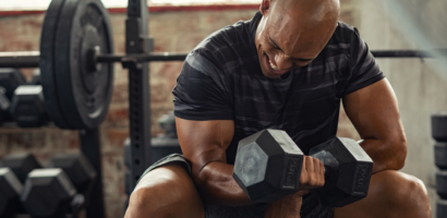 Man performing dumbbell strength training workout in a gym to lose weight and build lean muscle at Meera’s Fitness Centre in Thane West.